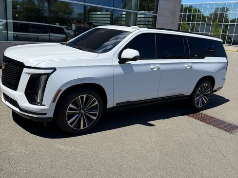 Used 2026 Cadillac Escalade ESV Sport w/ Touring Package AWD/4WD image 6