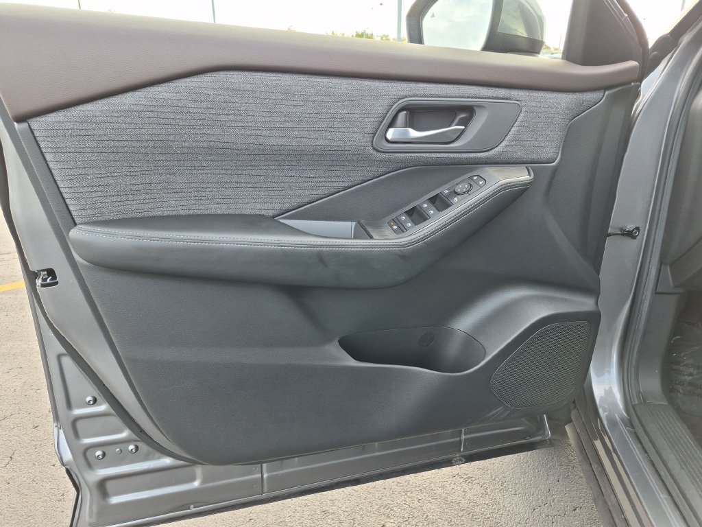 Used 2023 Nissan Rogue SV AWD/4WD image 12