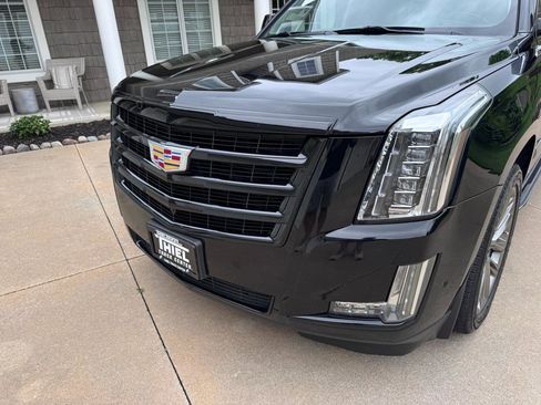 Used 2019 Cadillac Escalade ESV Luxury w/ Escalade Sport Edition AWD/4WD image 38