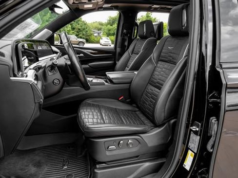 Used 2024 Cadillac Escalade Sport Platinum w/ LPO, ONYX Package AWD/4WD image 40