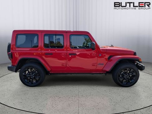 Used 2025 Jeep Wrangler Unlimited Sahara w/ Safety Group AWD/4WD image 9