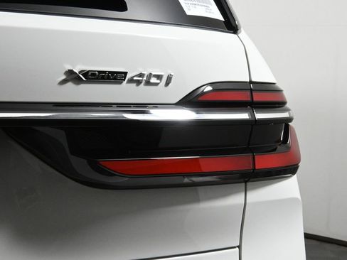 Used 2025 BMW X7 xDrive40i w/ Premium Package image 13