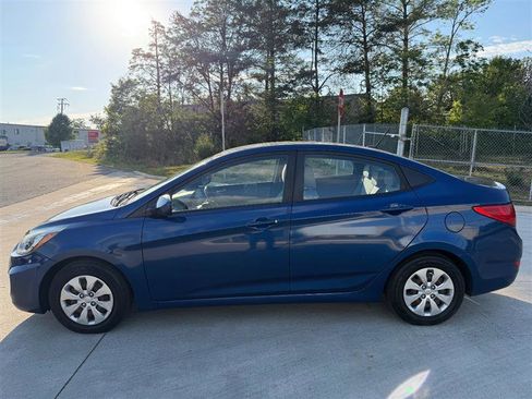 Used 2017 Hyundai Accent SE FWD image 2