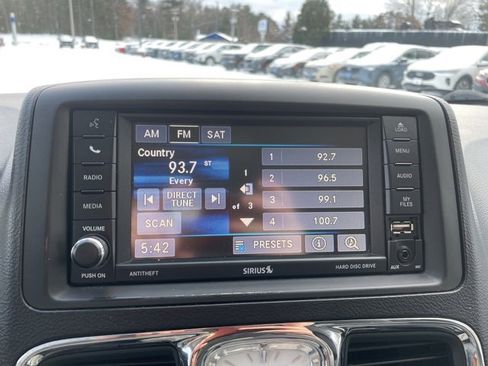 Used 2014 Chrysler Town & Country Touring image 28