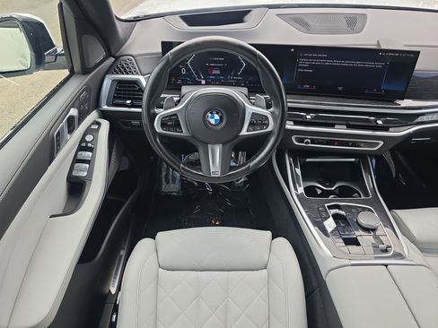 Used 2023 BMW X7 xDrive40i w/ M Sport Package AWD/4WD image 19