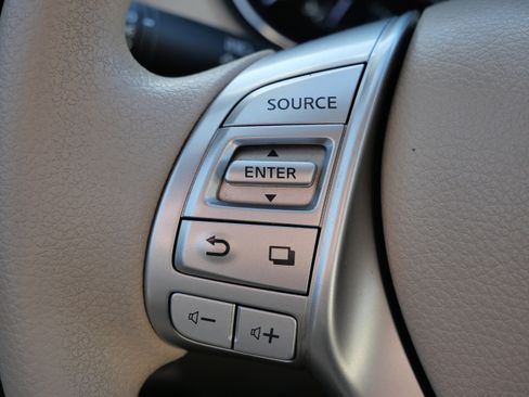 Used 2015 Nissan Rogue S image 31