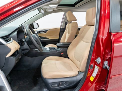 Used 2021 Toyota RAV4 XLE w/ Convenience Package FWD image 15