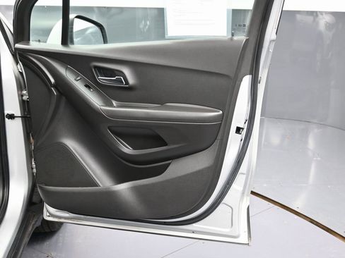 Used 2019 Chevrolet Trax LT w/ LT Convenience Package image 32