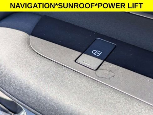 Used 2023 Land Rover Discovery S image 43