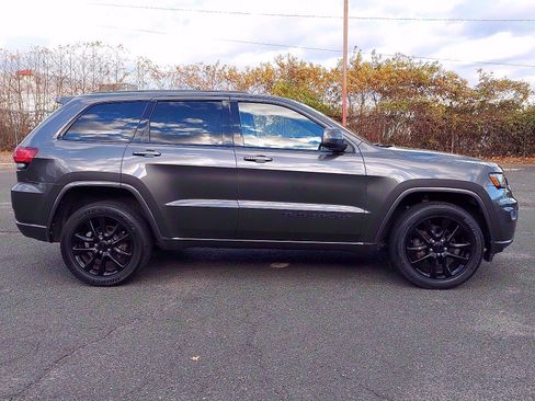 Used 2018 Jeep Grand Cherokee Altitude AWD/4WD image 7