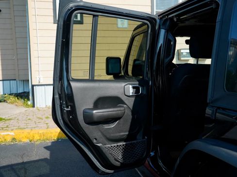 Used 2018 Jeep Wrangler Unlimited Rubicon AWD/4WD image 24
