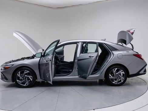 Used 2025 Hyundai Elantra SEL image 18