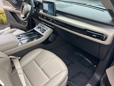 Used 2023 Lincoln Aviator AWD w/ Premium Package image 21
