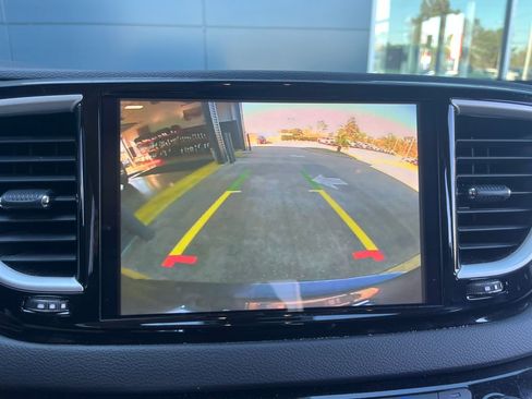 Used 2023 Chrysler Pacifica Touring-L FWD image 21