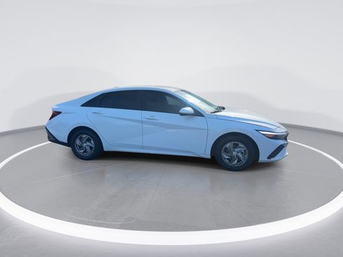 Used 2025 Hyundai Elantra SE image 10