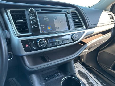 Used 2017 Toyota Highlander XLE AWD/4WD image 45