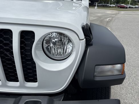Used 2023 Jeep Gladiator Sport w/ Trailer Tow Package AWD/4WD image 6