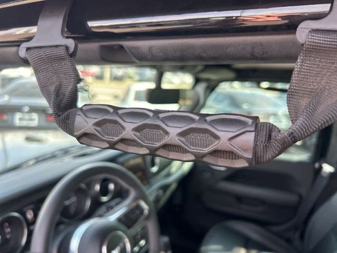 Used 2023 Jeep Wrangler Sahara image 27