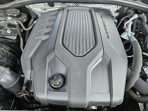 Certified 2025 Porsche Macan image 30