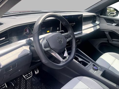 New 2026 Volkswagen Tiguan SE R-Line FWD image 8