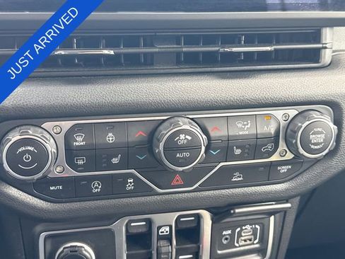 Used 2025 Jeep Gladiator Sport AWD/4WD image 19