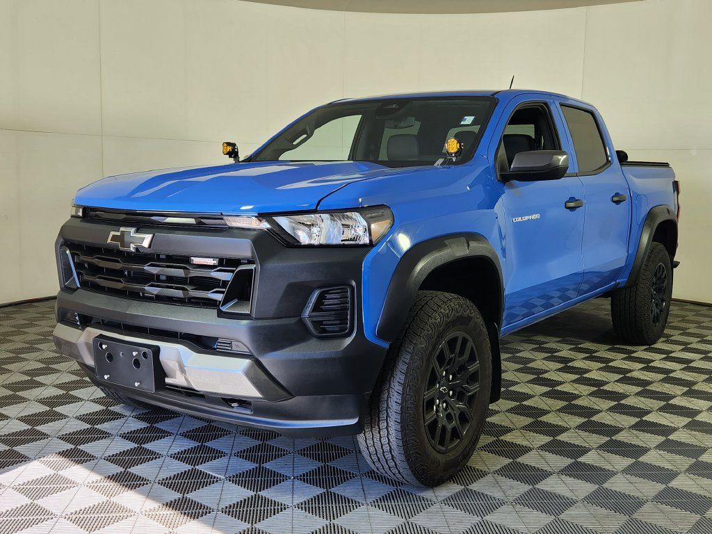 Used 2025 Chevrolet Colorado Trail Boss AWD/4WD image 3
