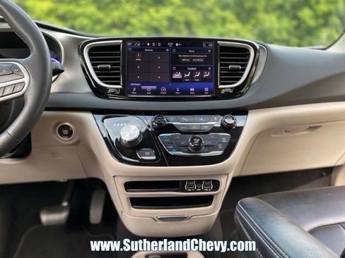 Used 2023 Chrysler Pacifica Touring-L FWD image 23