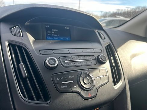 Used 2018 Ford Focus SE w/ SE Appearance Package image 17