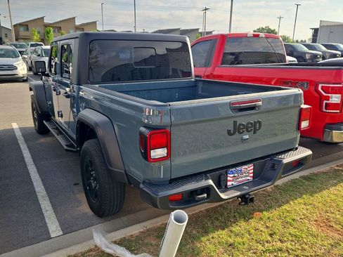 Used 2024 Jeep Gladiator Sport image 2