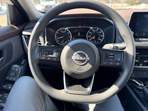 Used 2023 Nissan Rogue SV image 10