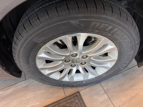 Used 2014 Toyota Sienna XLE w/ XLE Premium Package FWD image 13