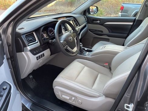 Used 2019 Toyota Highlander XLE image 16