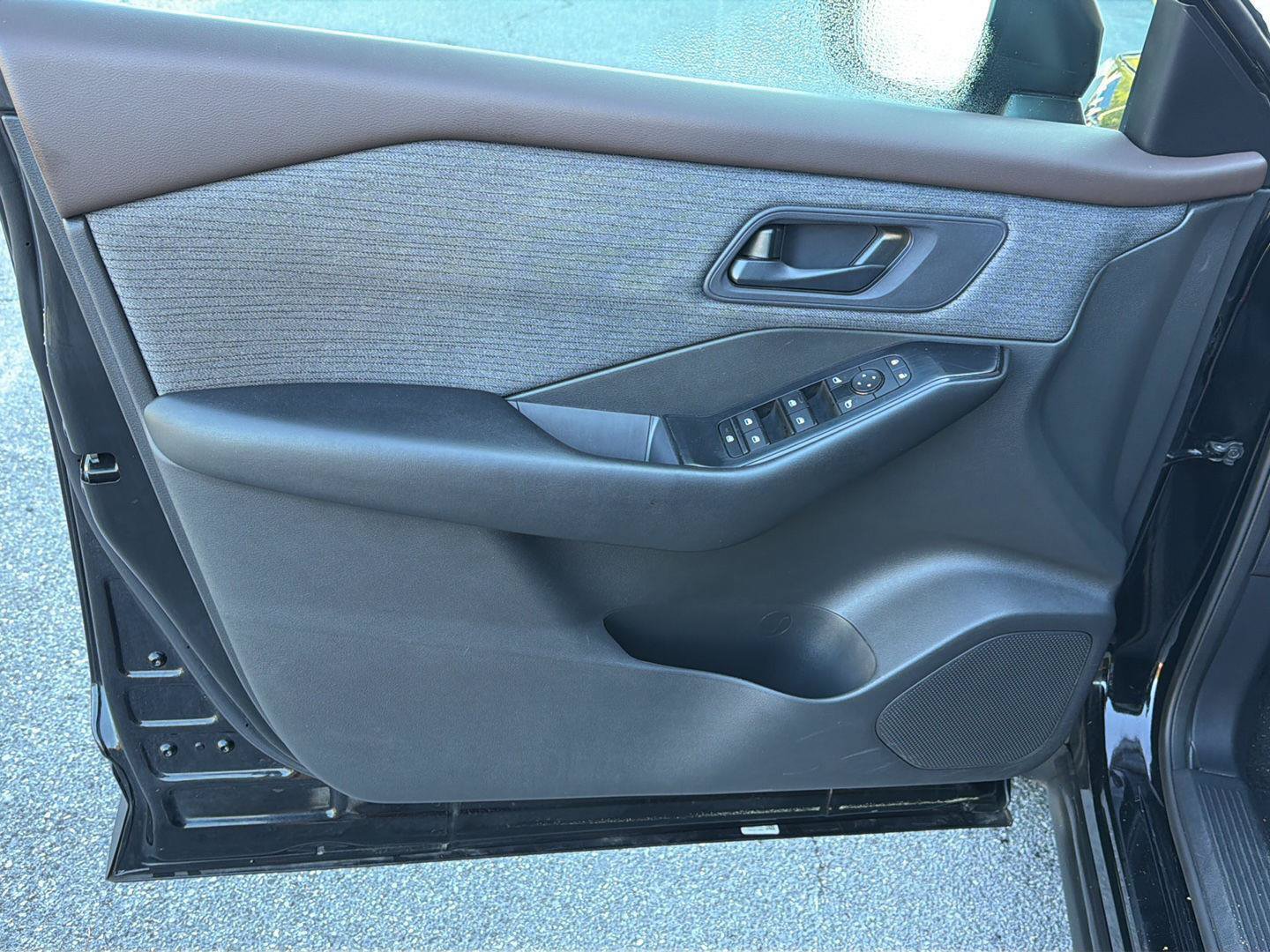 Used 2023 Nissan Rogue S AWD/4WD image 16