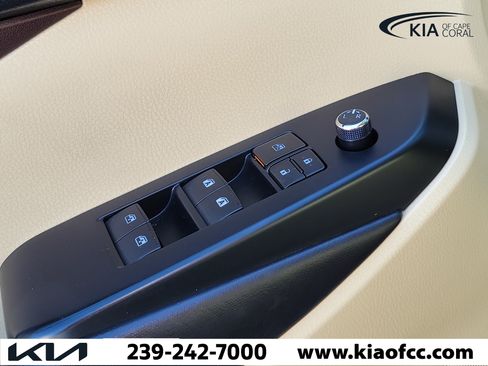 Used 2019 Toyota Highlander XLE FWD image 28