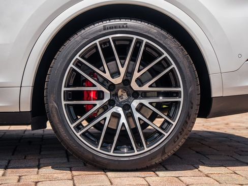Used 2025 Porsche Cayenne Turbo AWD/4WD image 16