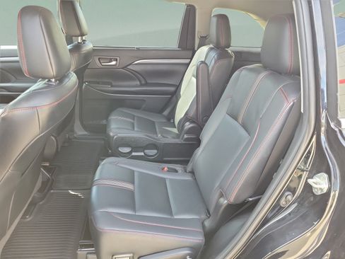 Used 2019 Toyota Highlander SE FWD image 23