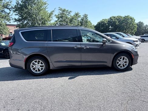 Used 2022 Chrysler Pacifica Touring-L FWD image 4