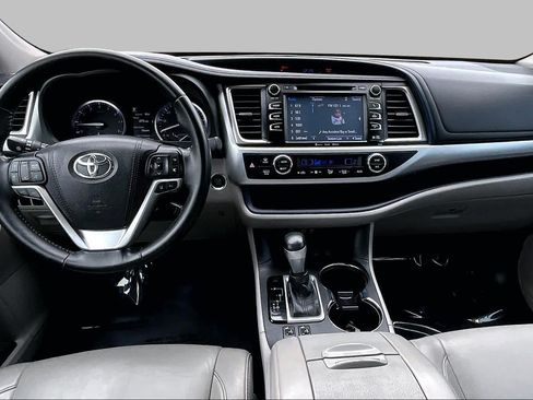 Used 2018 Toyota Highlander XLE AWD/4WD image 15