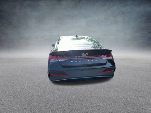 Used 2025 Hyundai Elantra Sport image 19