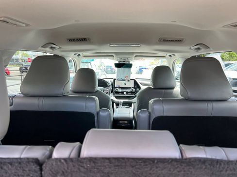 Used 2023 Toyota Highlander XLE FWD image 19