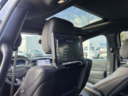 Used 2025 Chrysler Pacifica Select w/ Uconnect Theater Family Group image 19