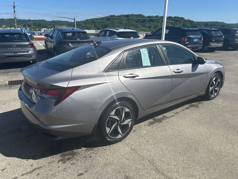 Used 2023 Hyundai Elantra SEL w/ Convenience Package FWD image 4