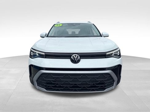 Used 2025 Volkswagen Taos SE AWD/4WD image 18