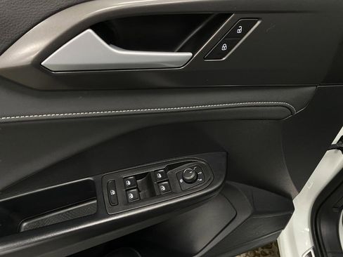 Certified 2025 Volkswagen Taos SE image 28