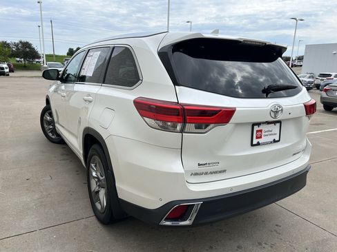 Used 2017 Toyota Highlander Limited Platinum AWD/4WD image 4