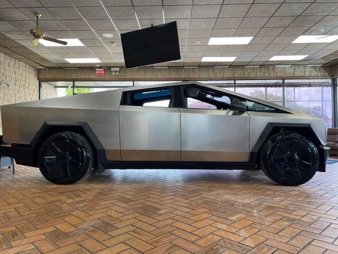 Used 2024 Tesla Cybertruck AWD Crew Cab image 7