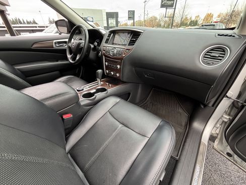 Used 2019 Nissan Pathfinder Platinum image 10