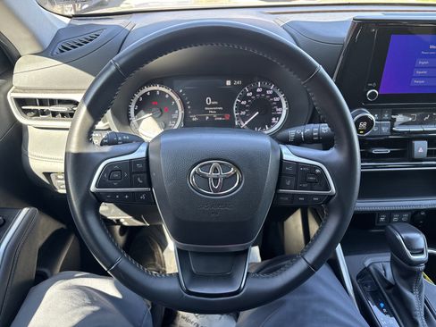 Used 2024 Toyota Highlander LE AWD/4WD image 19