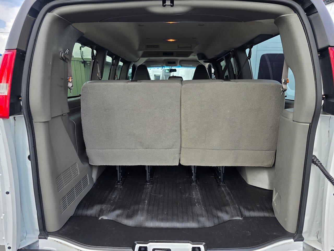 Used 2024 Chevrolet Express 3500 LS RWD image 20