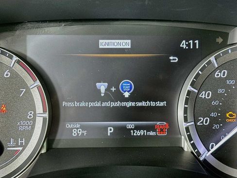 Used 2024 Toyota Highlander XLE FWD image 12
